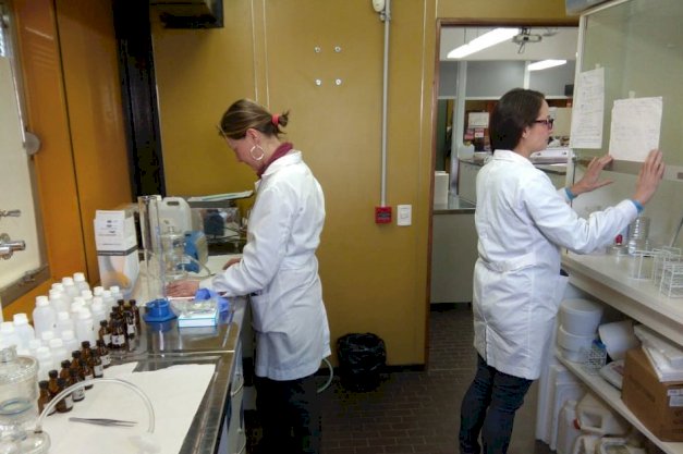 en la imagen se puede ver dos investigadoras de la  UNTDF en la cabina ionosferica