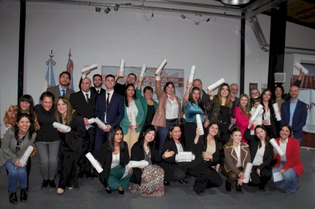 en la imagen se puede ver a los graduados junto a las autoridades, en el salon de usos multiples de Yrigoyen  en la foto de familia con los diplomas arriba