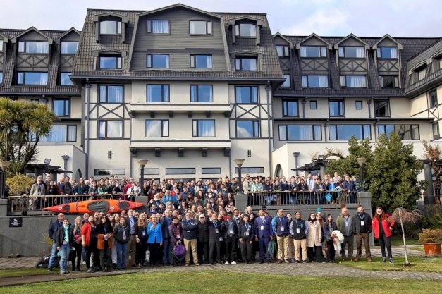 En la imagen se puede ver   muchisimos cientificos y cienticas posando frente a un edificio en PUCON   en el SCAR el  mayor encuentro mundial sobre ciencia Antártica