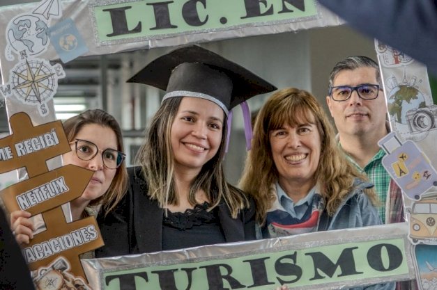 en la imagen se puede ver a la flamante nueva graduada junto a sus docentes