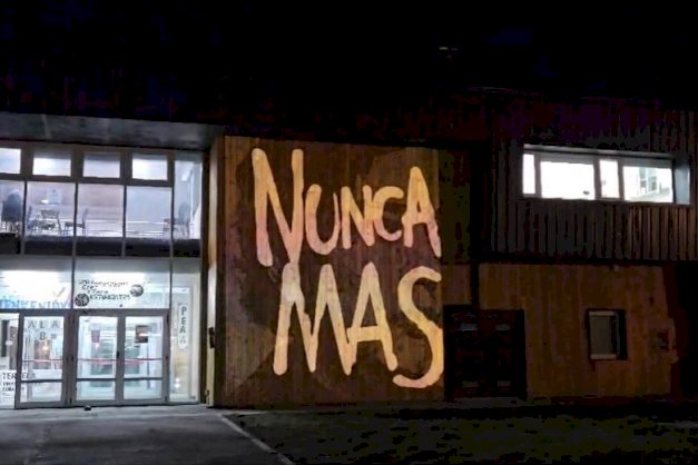 Video mapping en la UNTDF conmemoró “La Noche de los lápices” en la imagen se puede ver video sobre la fachada de Yirgoyen 879