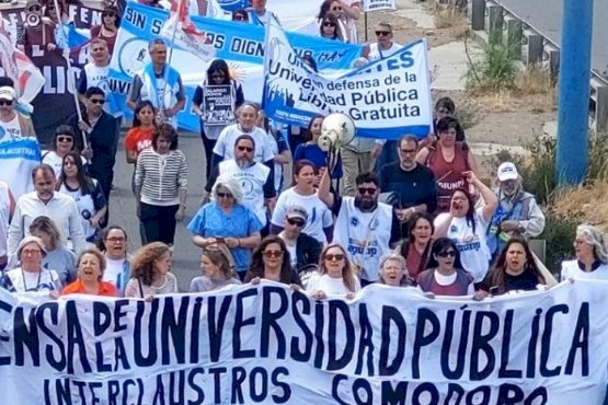 en la imagen se puede ver personas marchando en Comodoro  Rivadavia