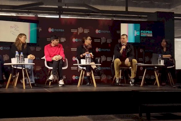 en la imagen se puede ver a Juan pablo Lattanzi junto a Silvana Ladin presentando el proyecto Tierra de Films en el festival de Cine de la Pcia de Buenos Aires