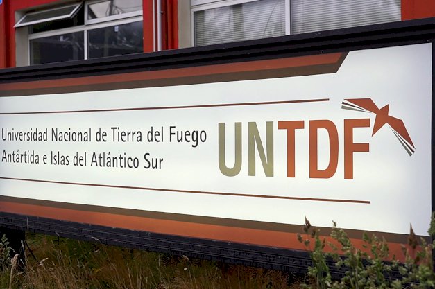 en la imagen se puede ver el cartel de ingreso a la UNTDF