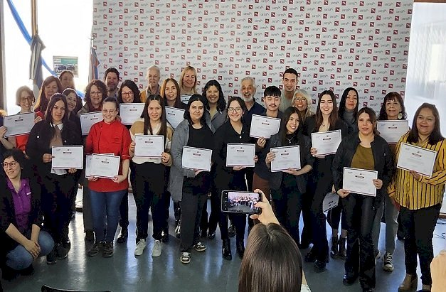 Entrega de certificados de la Escuela de Educación Profesional de la UNTDF